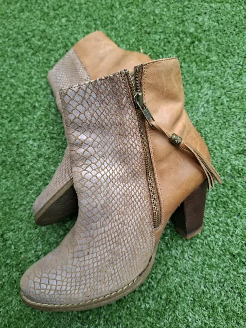 Botines de cuero con diseño reptil y tacón alto - 2