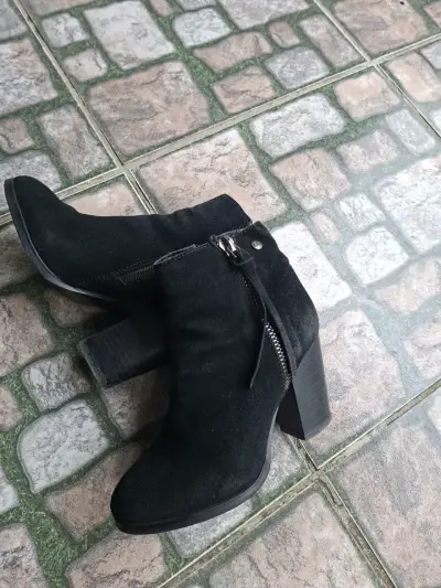 Botines de gamuza negros con tacón alto - miniatura 3