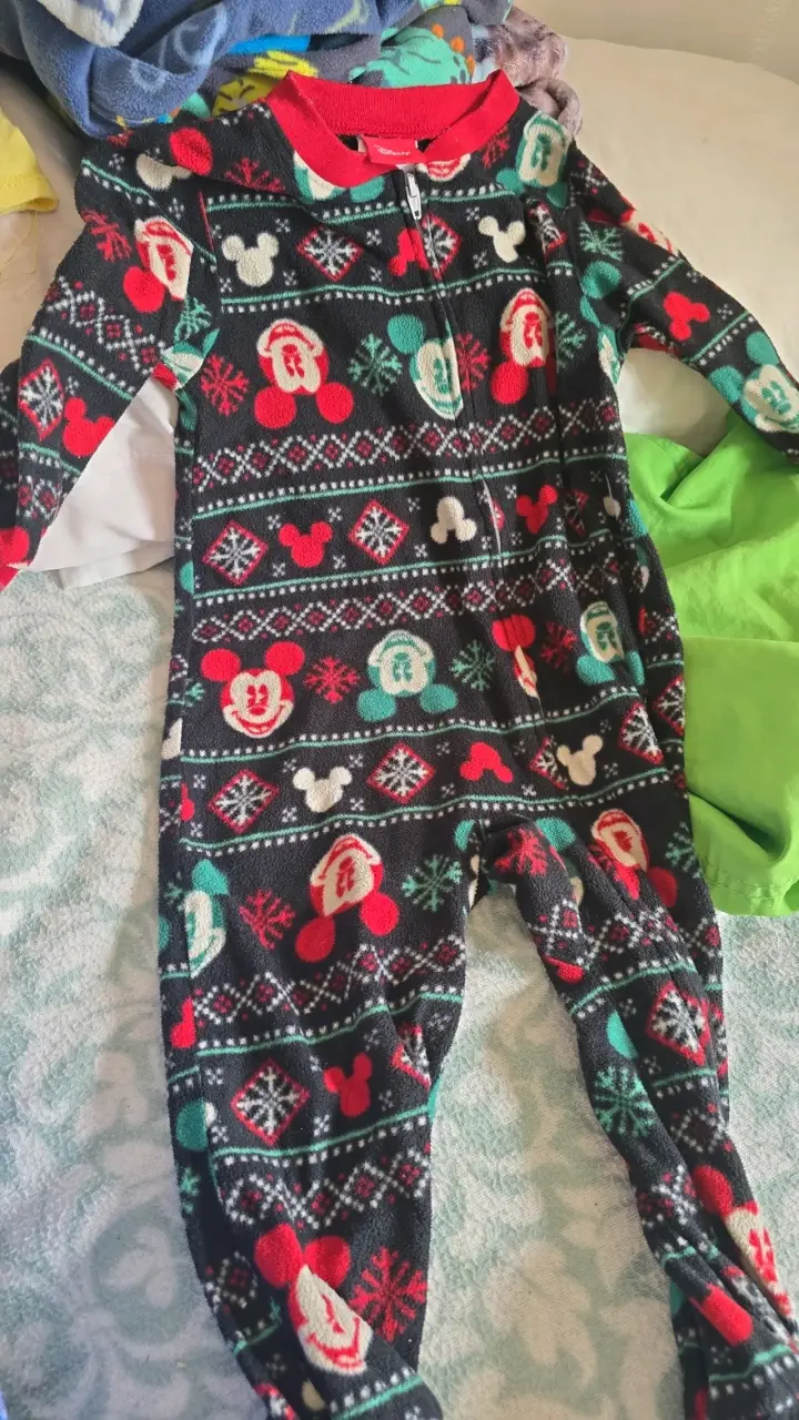 Pijamas de polar para niños ,son 6 enteritos - 2