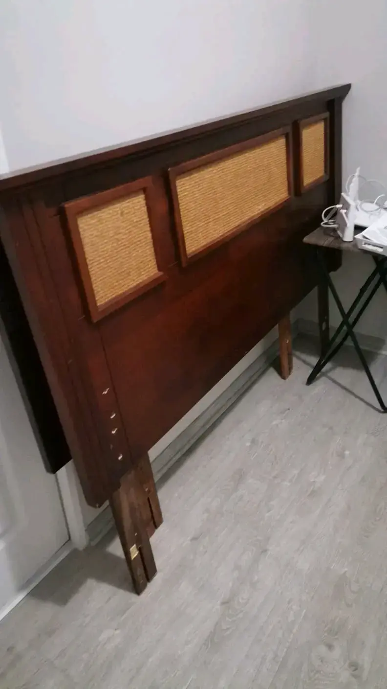 Cabecera de cama de madera con detalles en mimbre