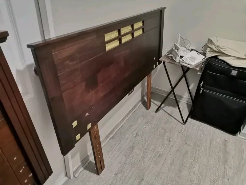 Cabecera de cama de madera con detalles en mimbre - 2