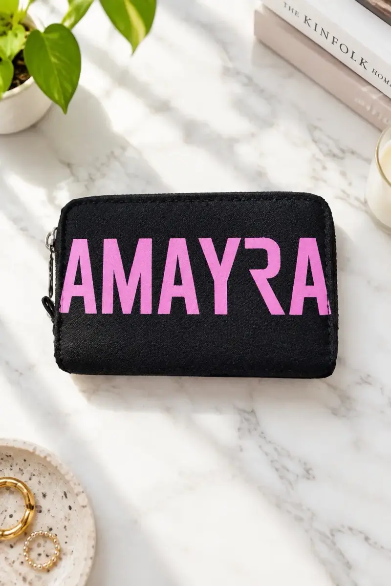 Monedero negro con logo Amayra en rosa