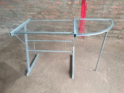 Escritorio de vidrio con estructura metálica - miniatura 1