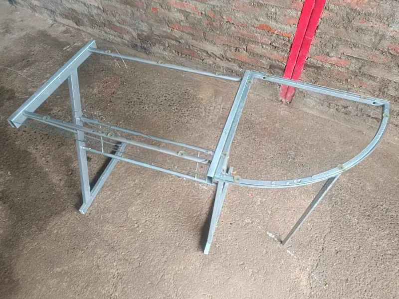 Escritorio de vidrio con estructura metálica - 2