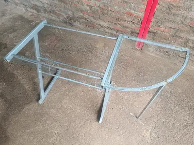 Escritorio de vidrio con estructura metálica - miniatura 2