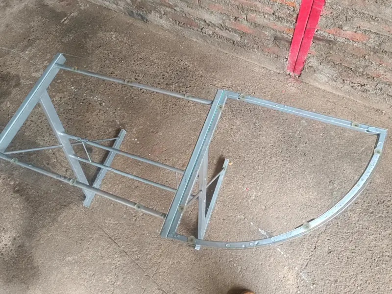 Escritorio de vidrio con estructura metálica - 3