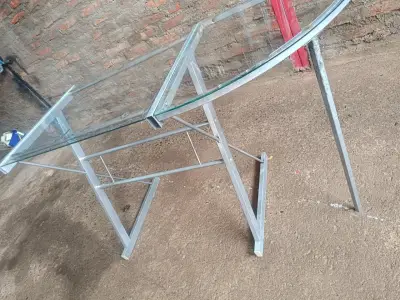 Escritorio de vidrio con estructura metálica - miniatura 4