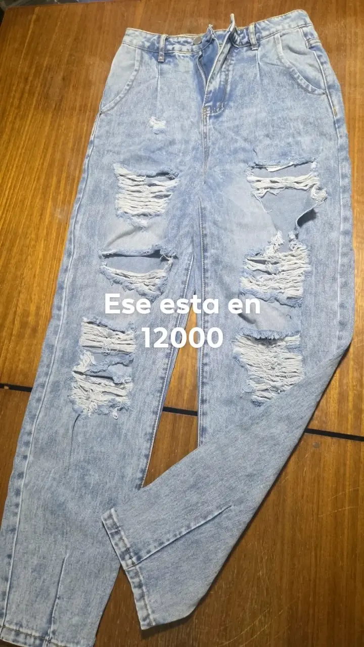 Jeans rasgados de mezclilla azul claro