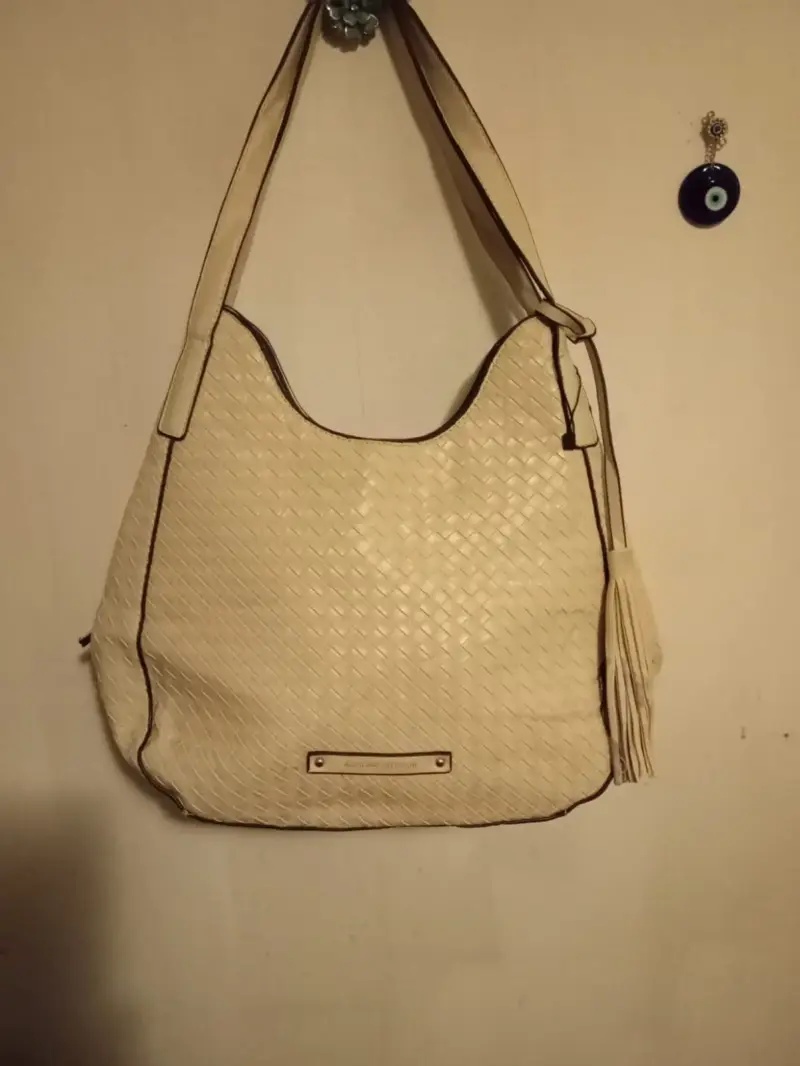 Bolso beige de cuero sintético con diseño trenzado
