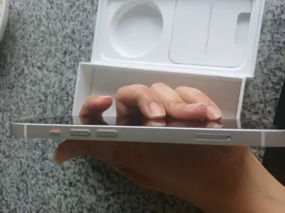 iPhone 13 en caja original color blanco - miniatura 4