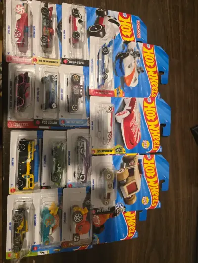Colección de 15 autos Hot Wheels nuevos - miniatura 1