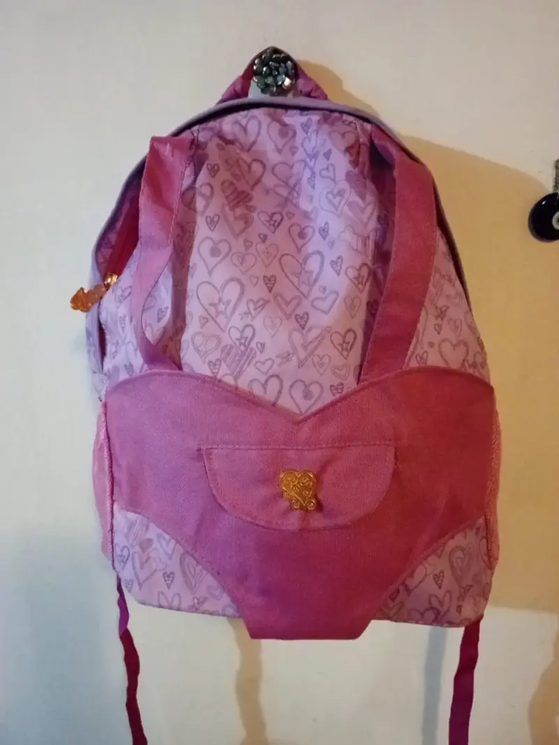 Mochila infantil rosa con corazones