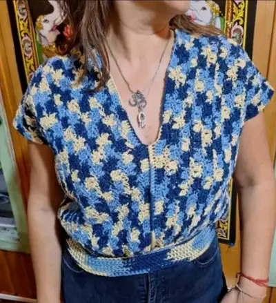 Blusa tejida a crochet azul y beige - miniatura 1