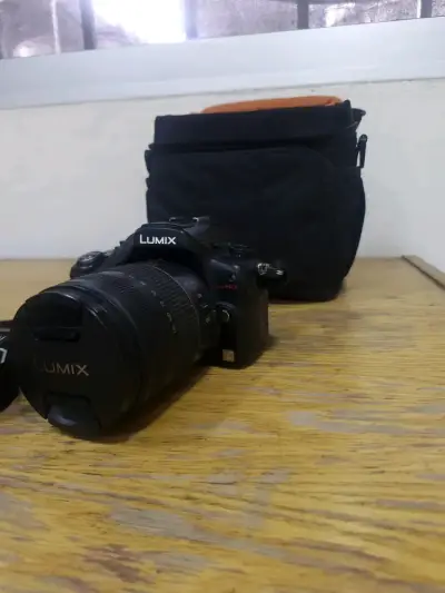 Cámara Panasonic Lumix GH2 con lente y accesorios - miniatura 1