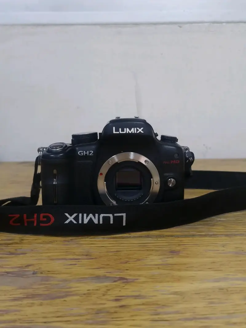 Cámara Panasonic Lumix GH2 con lente y accesorios - 2
