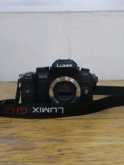 Cámara Panasonic Lumix GH2 con lente y accesorios - miniatura 2