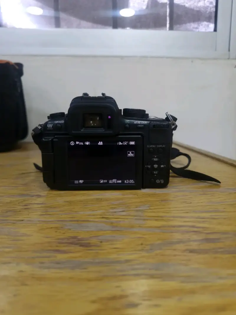 Cámara Panasonic Lumix GH2 con lente y accesorios - 5