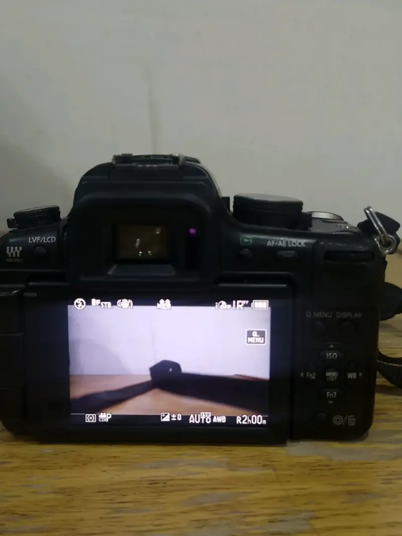 Cámara Panasonic Lumix GH2 con lente y accesorios - 6