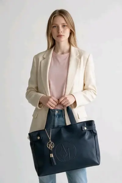 Bolso de mano azul marino con logo y colgante - miniatura 3