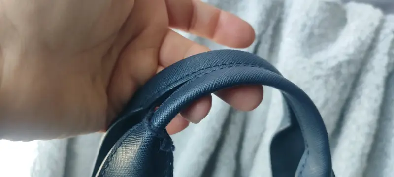 Bolso de mano azul marino con logo y colgante - 6