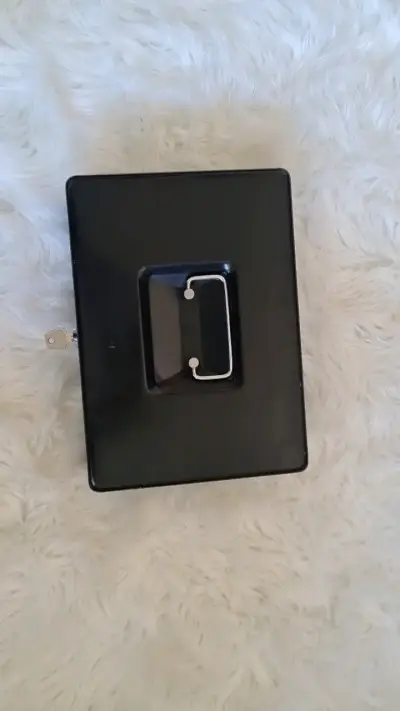 Caja de seguridad metálica con llave - miniatura 2