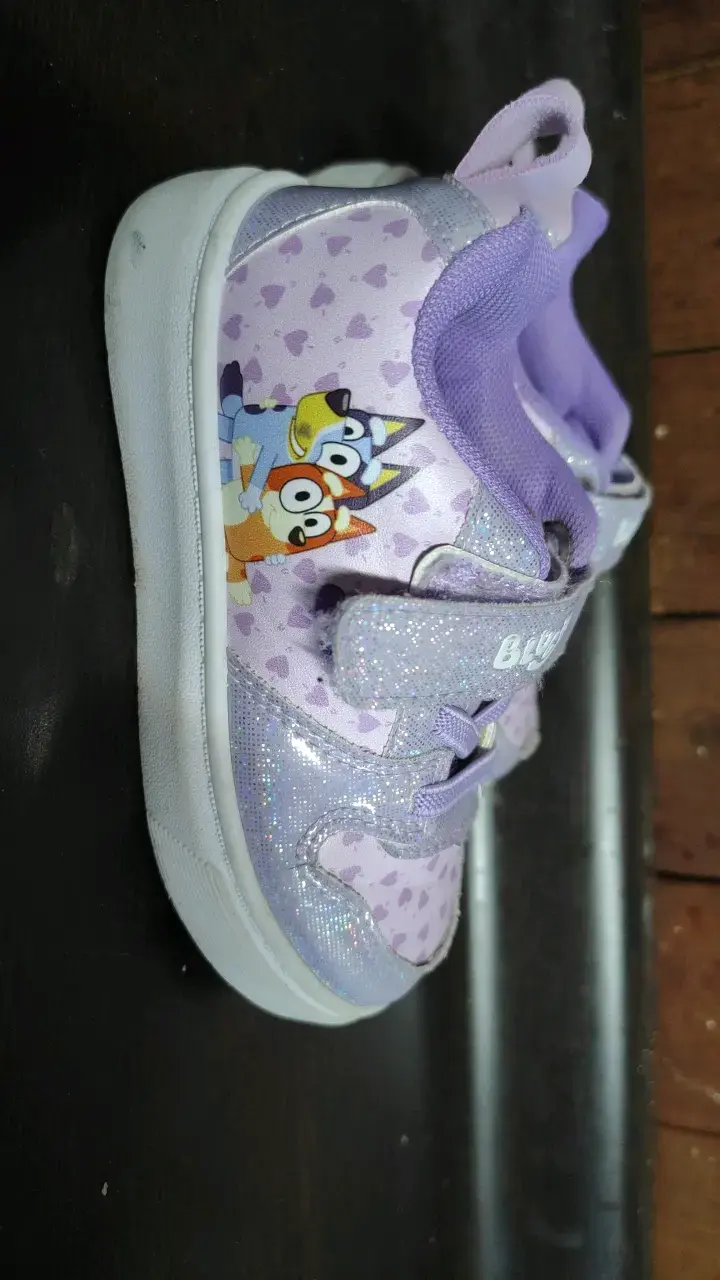 Zapatillas infantiles con diseño de personajes