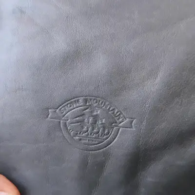 Cartera Hobo de Cuero Negro Stone Mountain - miniatura 2