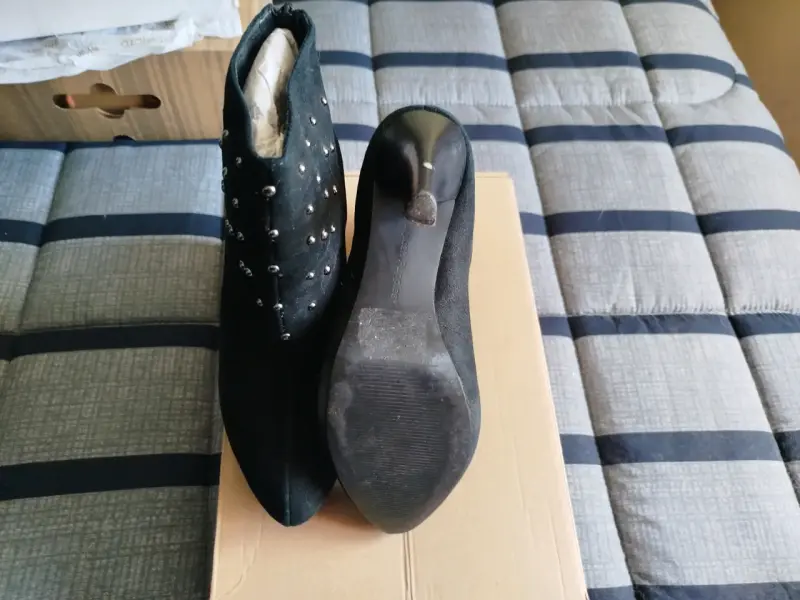 Botines negros con tachas para mujer