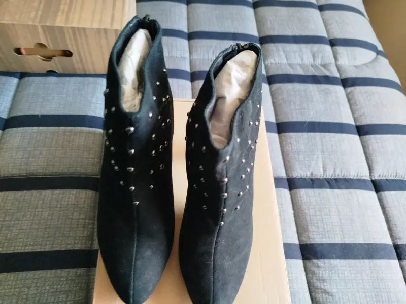 Botines negros con tachas para mujer - 2