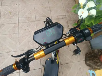 Scooter eléctrico con asiento y pantalla digital - miniatura 1
