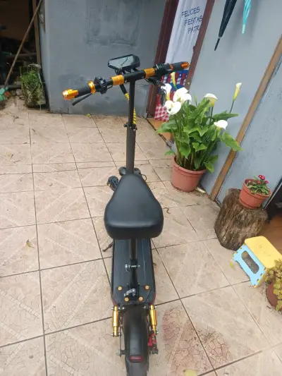 Scooter eléctrico con asiento y pantalla digital - miniatura 2