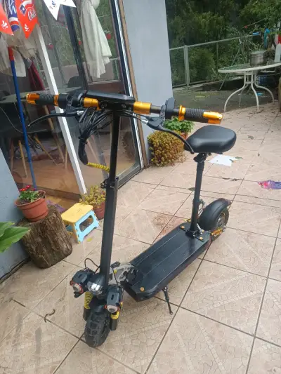 Scooter eléctrico con asiento y pantalla digital - miniatura 4