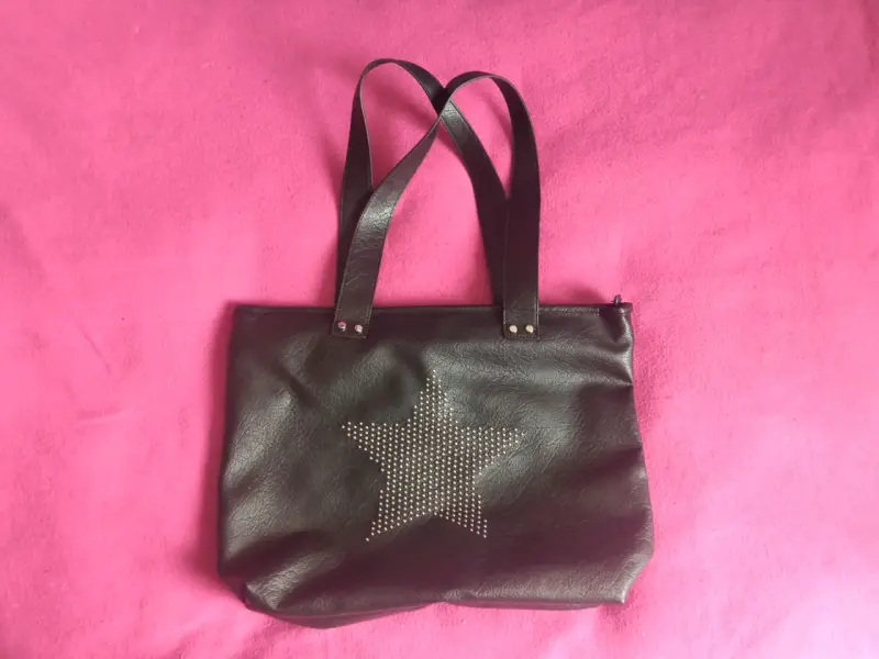 Bolso negro con estrella de tachas - 1