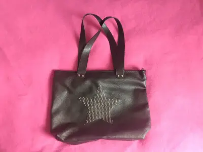 Bolso negro con estrella de tachas - miniatura 1