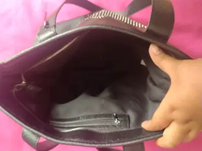 Bolso negro con estrella de tachas - miniatura 2