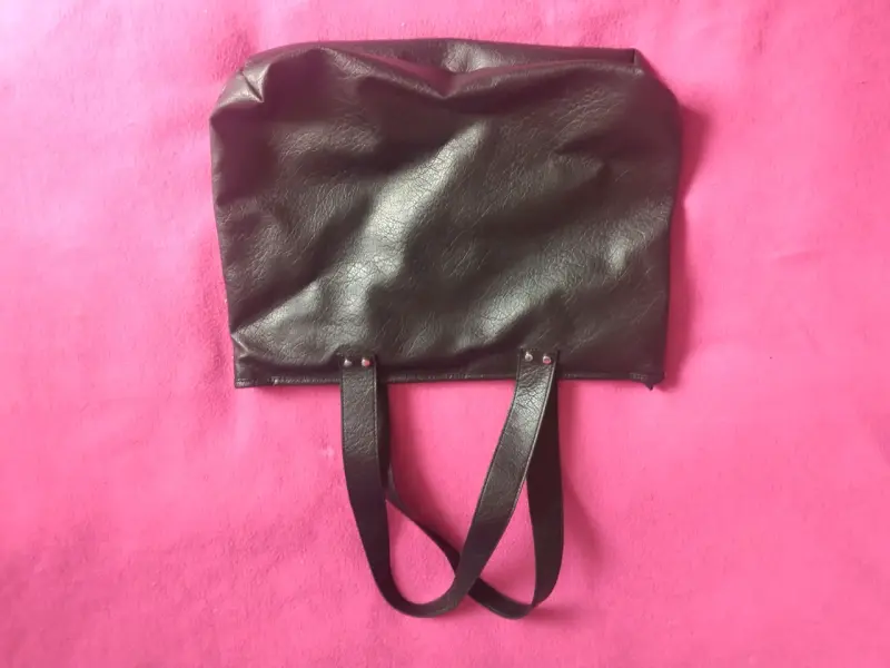 Bolso negro con estrella de tachas - 3