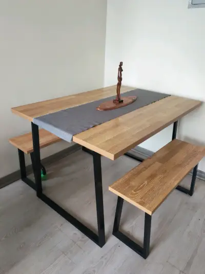 Mesa de comedor con bancas de madera y metal - miniatura 1