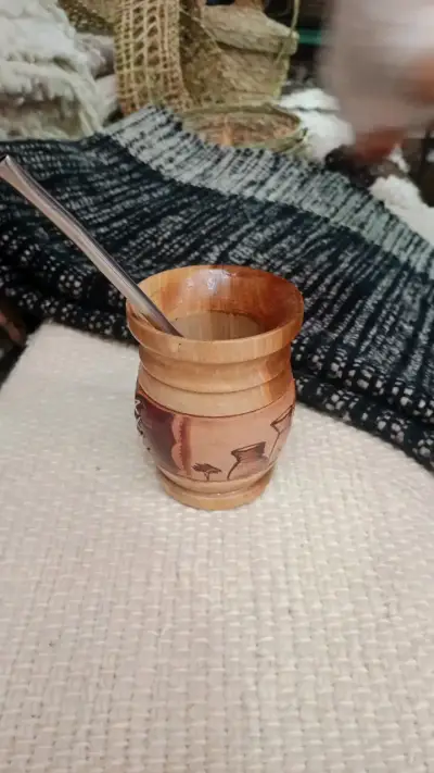 Mate de madera artesanal con bombilla - miniatura 1