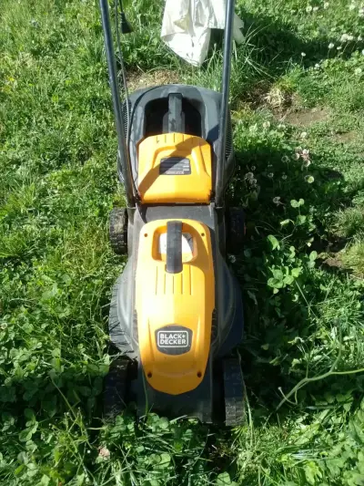 Black & Decker Cortacésped 1200 W GR1000-B2C - miniatura 1
