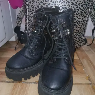 Botas negras con tachas y plataforma - miniatura 1