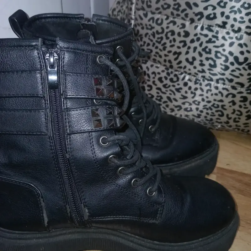 Botas negras con tachas y plataforma - 2