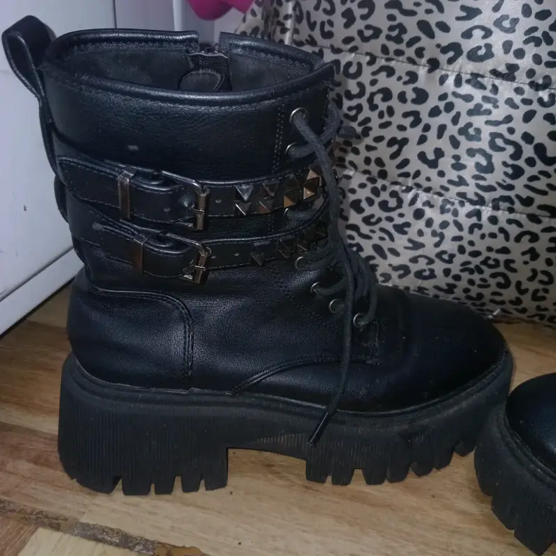 Botas negras con tachas y plataforma - 3