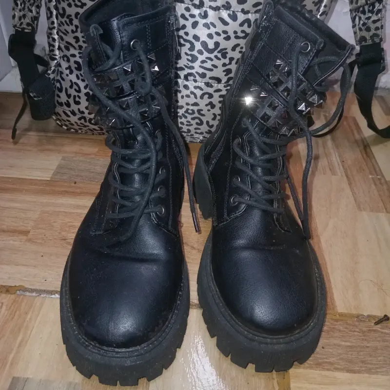 Botas negras con tachas y plataforma - 4