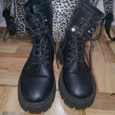 Botas negras con tachas y plataforma - miniatura 4