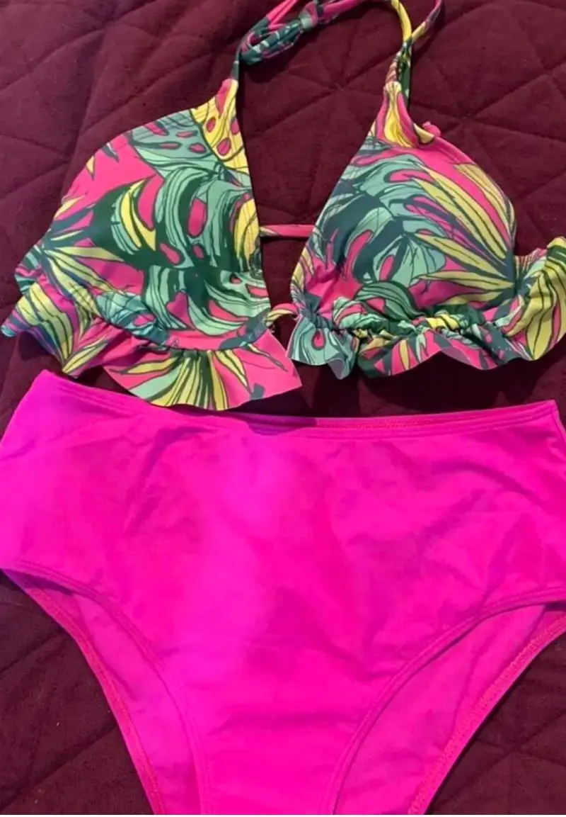 Bikini de dos piezas con estampado tropical y color fucsia - 2