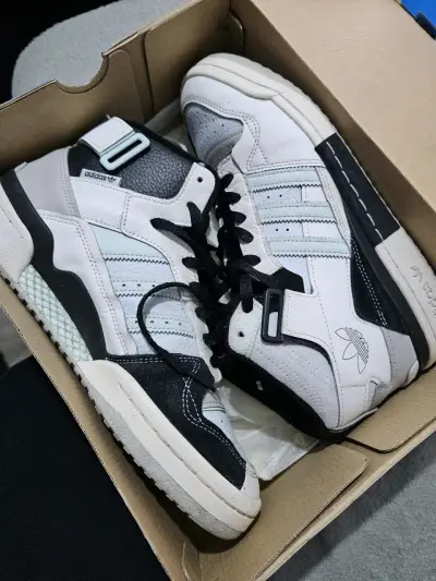 Zapatillas deportivas Adidas blancas y negras - miniatura 1