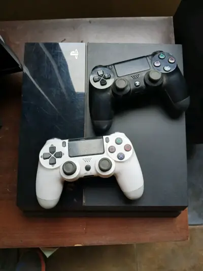 Consola PlayStation 4 con dos controles - miniatura 1