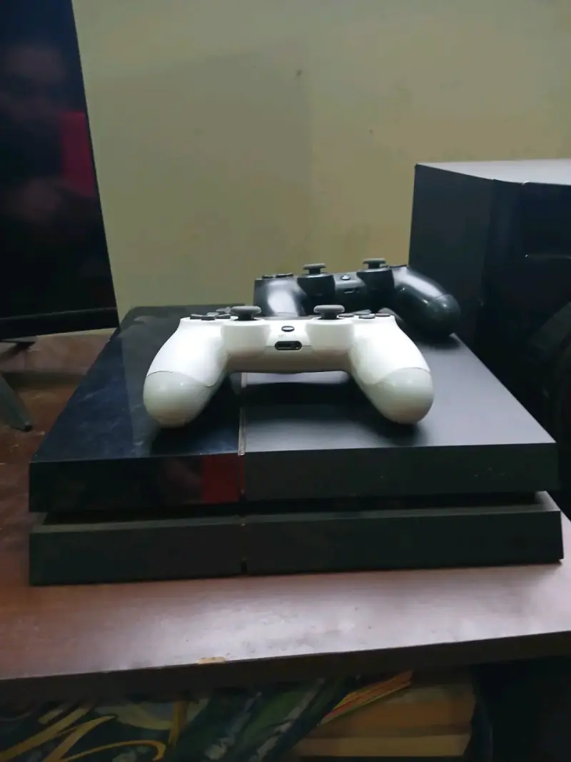 Consola PlayStation 4 con dos controles - 2