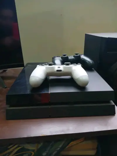 Consola PlayStation 4 con dos controles - miniatura 2