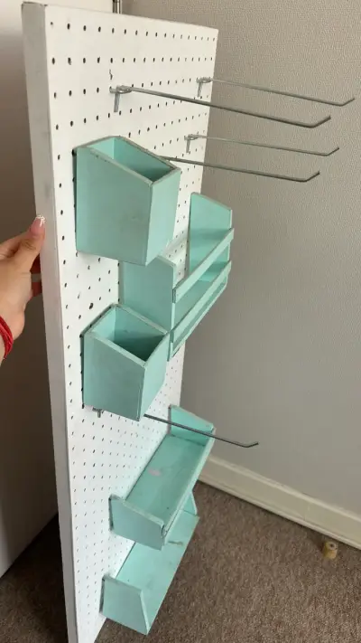 Panel organizador perforado con estantes - miniatura 2